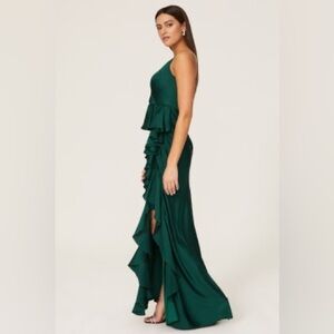 MAC DUGGAL stunning emerald dress